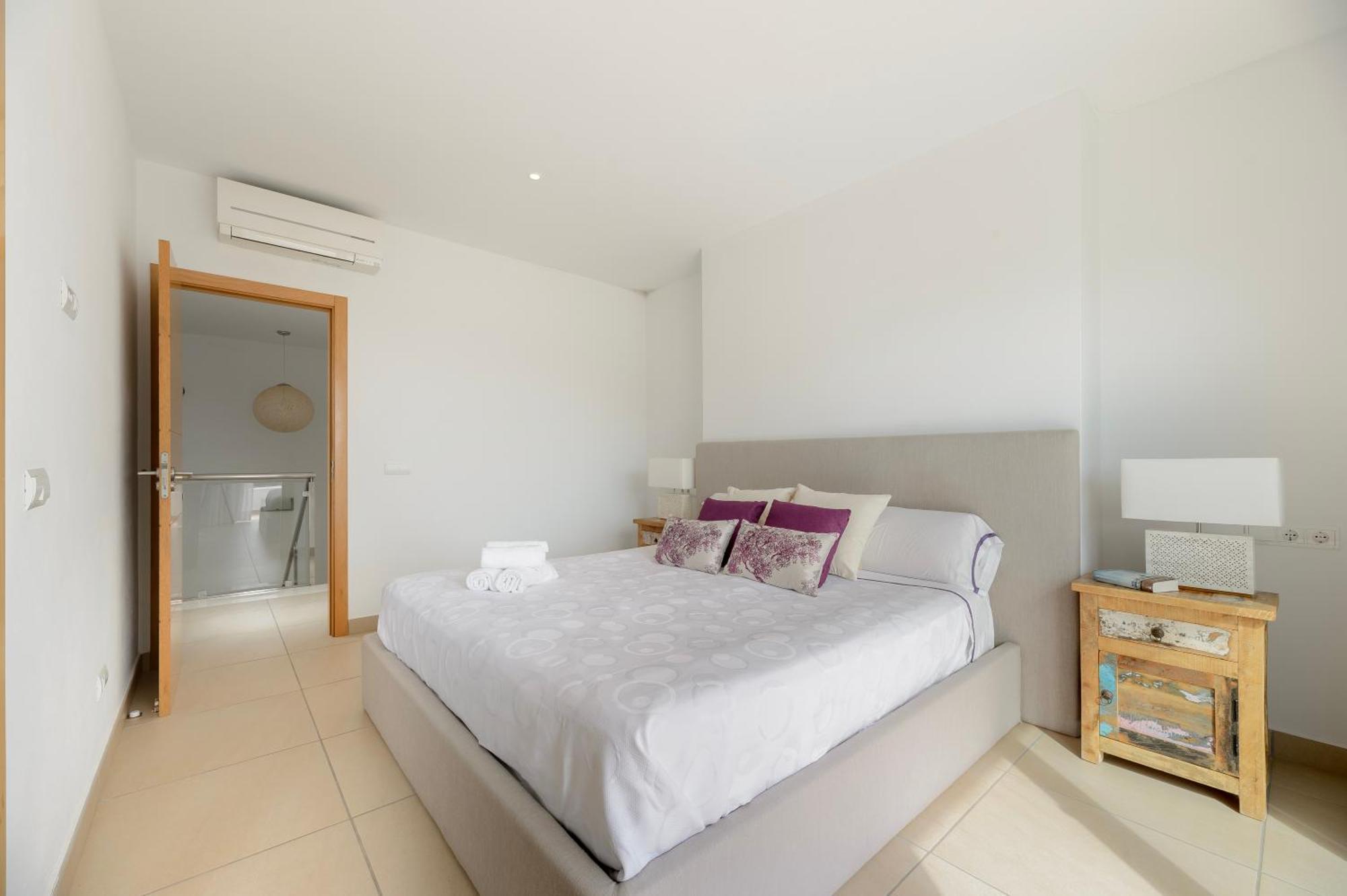 New! Es Redo-spacious & Relax Villa *